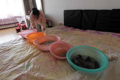 新洲楼上漏水，住户失联，小区没物管，业主维权难！律师来支招……